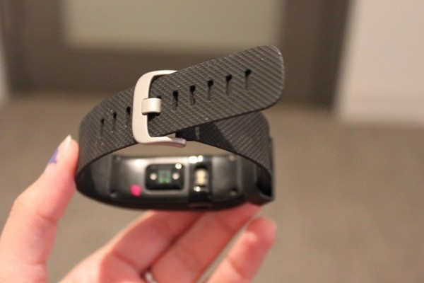 Fitbit推出三款手环及手表：来电提醒、心律检测及GPS