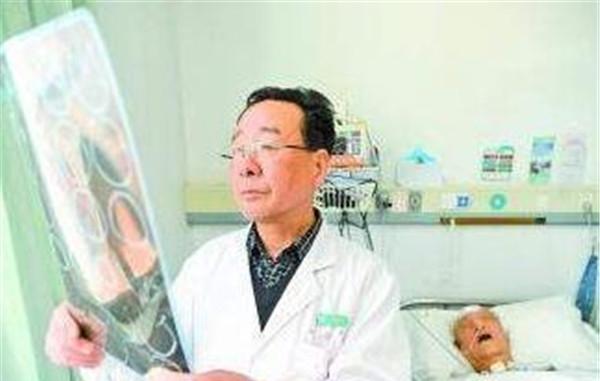 教授旅游突发脑梗 包机回国点名让老友治疗